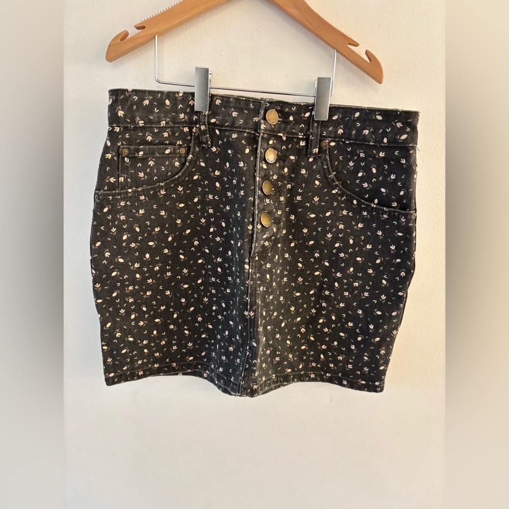 Billabong Floral Denim Mini Skirt, Exposed button fly, Size 27 waist, Black, EUC